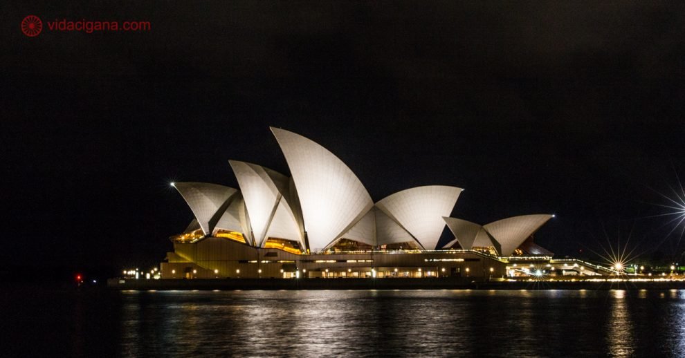 O que fazer em Sydney: A Ópera de Sydney a noite, iluminada, na beira do mar