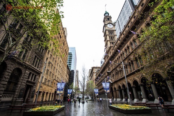 O que fazer em Sydney: O centro da cidade em um passeio público com prédios históricos dos 2 lados da calçada