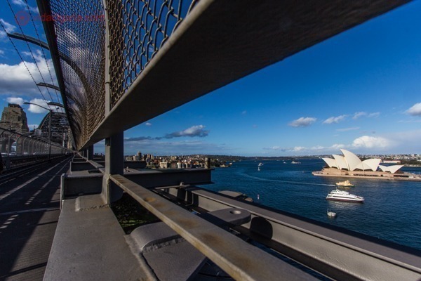 O que fazer em Sydney: A vista da Baía de Sydney da Ponte do Porto, com a Ópera lá embaixo no mar, do lado direito da foto