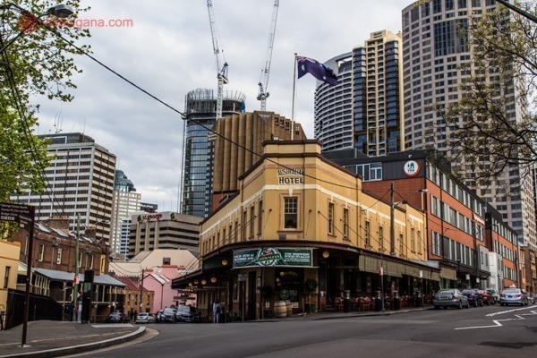O que fazer em Sydney: O centro do bairro de The Rocks, com seus prédios antigos, cheio de restaurantes e bares