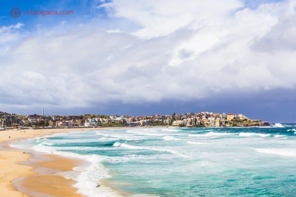 O que fazer em Sydney: Bondi Beach, com suas praias com águas verde vivo, com várias ondas e areias douradas