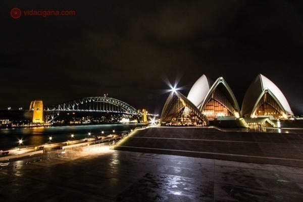 O que fazer em Sydney: Harbour Quay a noite, com a Ópera do lado direito e a ponte do lado esquerdo