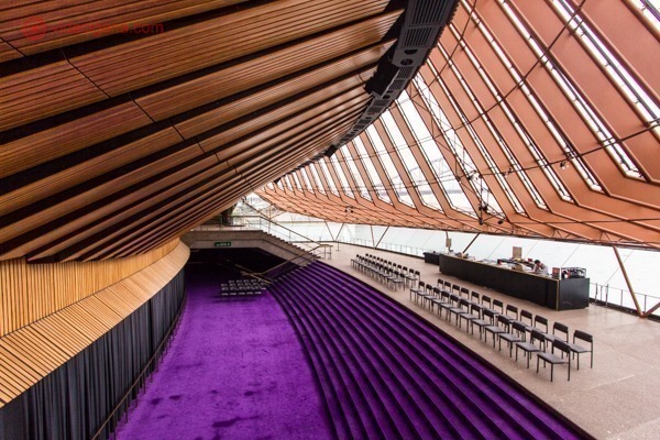 O que fazer em Sydney: O interior da Ópera de Sydney, com seu carpete roxo e forro de madeira