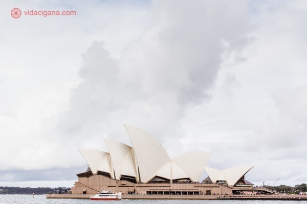 O que fazer em Sydney: A Ópera de Sydney, imponente, em um dia nublado