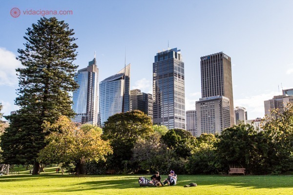 O que fazer em Sydney: O Royal Botanic Gardens com seus gramados verdes e os prédios altos do centro ao fundo