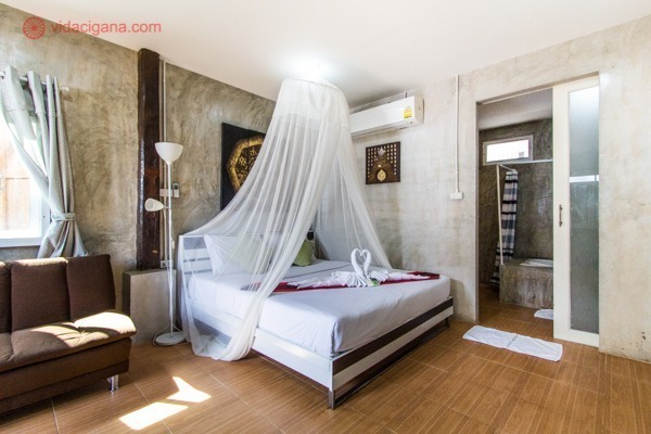 O quarto de um hotel em Chiang Mai, com uma cama de casal com mosquiteiro