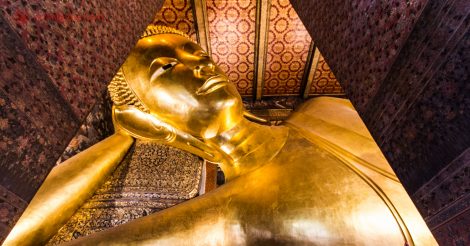 estátua do Buda dourado dentro do Wat Pho em Bangkok