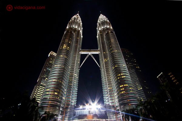 Visão noturna das torres petronas em Kuala lumpur, as torres gêmeas mais altas do mundo