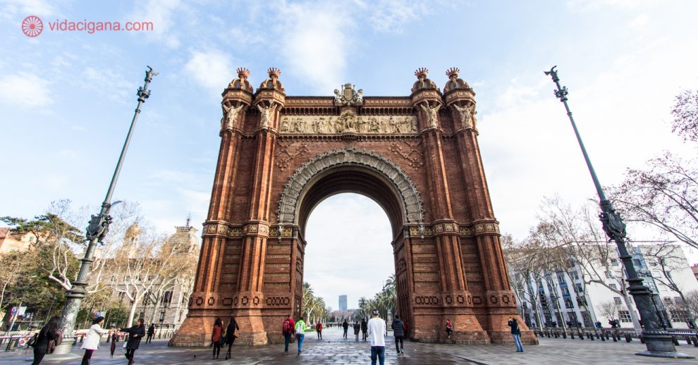 Onde ficar em Barcelona: o Arc de Triumfe em Barcelona, um arco do triunfo nas cores ocre e dourado