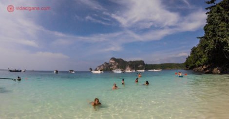Ilhas Phi Phi Tailândia: Monkey Bay com suas águas transparentes e verdes, com barcos ao fundo e pessoas nadando