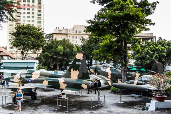 Pátio do War Remnants Museum, na Cidade do Ho Chi Minh no Vietnã. Na foto, vários caças e helicópteros americanos capturados durante a Guerra do Vietnã.