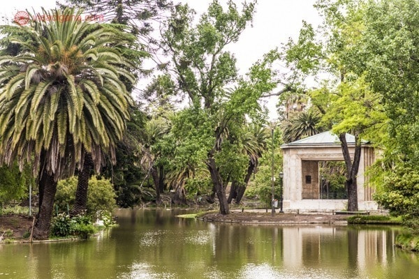 o parque rodó, cheio de verdes e com construções em estilo grego no meio do lago