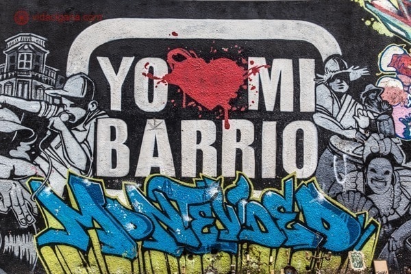 Um mural de graffiti na calle sarandí, em Montevidéu, no Uruguai. No mural pode ser lido "Yo amo mi barrio" e "Montevideo". As letras são coloridas e com diferentes fontes.