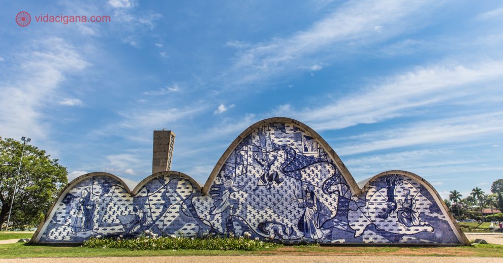 Fachada de fundos da igreja de são francisco de assis, a obra mais conhecida do conjunto arquitetônico da pampulha, projetado por Oscar Niemeyer, em Belo Horizonte.