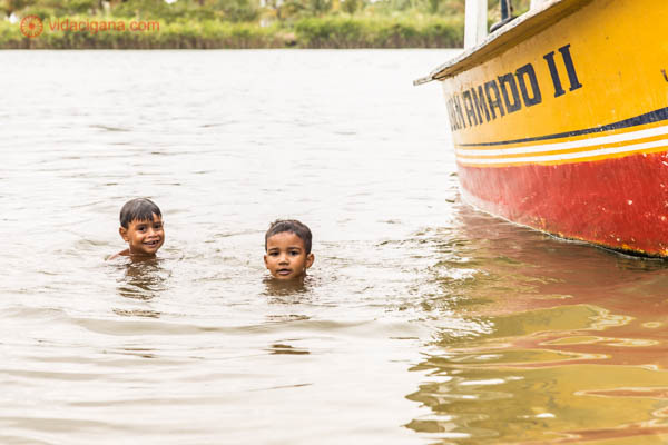 Dois meninos nadam em Brejo Grande, cidade nas margens do rio São Francisco, em Sergipe.