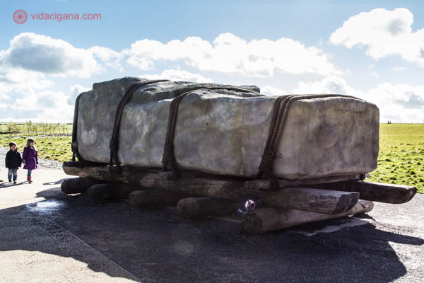Um trenó com um bloco de pedra gigante mostrando com eram carregadas as pedras até o local onde fica Stonehenge.
