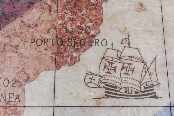 Detalhe da rosa dos ventos com a imagem de uma caravela chegando em Porto Seguro, na Bahia, em 1500.