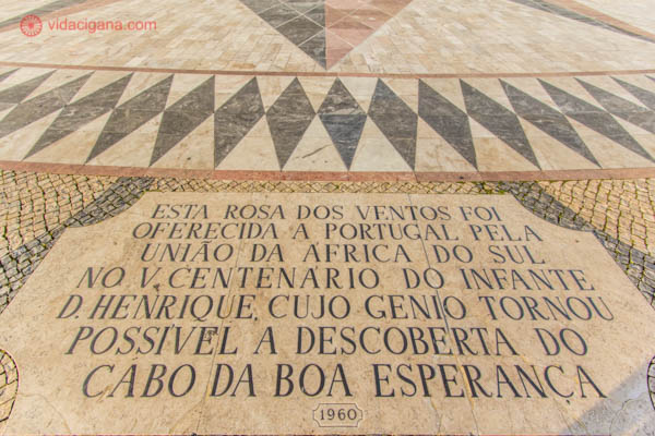 Detalhe da Rosa dos Ventos, em Lisboa, com a placa da África do Sul, que presenteou Portugal com o mural.