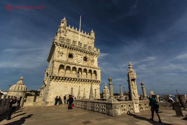 O terraço do baluarte com a fachada principal da Torre de Belém, em Lisboa. A torre é branca, e o céu é azul.
