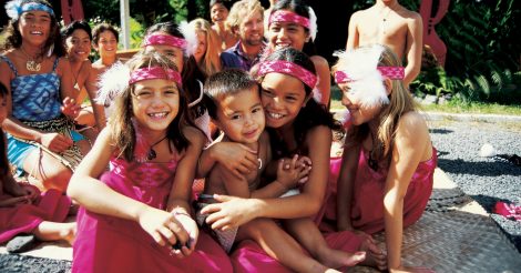 Crianças maori vestidas de rosa.