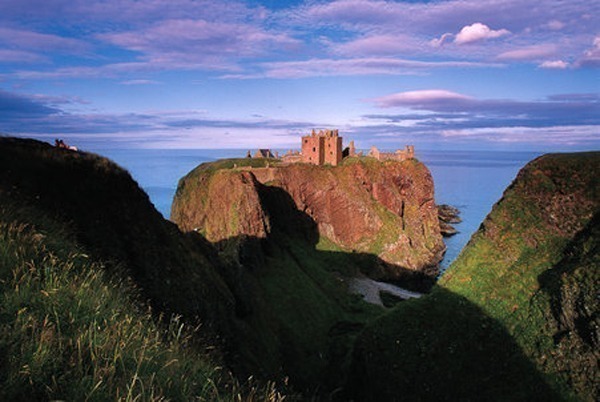 O Castelo de Dunnattar na Escócia, na costa escocesa, em cima de um precipício.