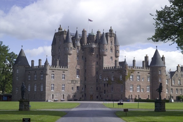 O Castelo de Glamis, um dos castelos na Escócia,