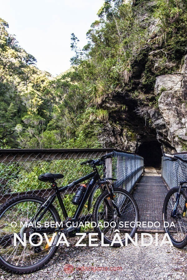entrada de um dos túneis de passagem na trilha do Charming Creek, que pode ser feita a pé ou de bicicleta, na West Coast da Nova Zelândia