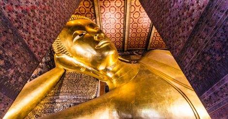 O maior buda reclinado da Tailândia, fica em Bangkok, a capital do país. Neste post damos todas as dicas sobre a Tailândia. Este Buda fica na parte antiga da cidade, é totalmente dourado e fica em uma sala com os pilares e tetos totalmente adornados em vermelho e dourado.
