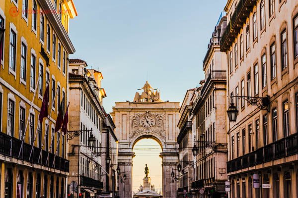 O que visitar em Lisboa: A Rua Augusta é das mais famosas de Lisboa, que começa no Arco Triunfal da Rua Augusta. Uma rua perfeita para caminhar, ir em bons restaurantes e fazer compras, pois lá ficam as lojas mais famosas.