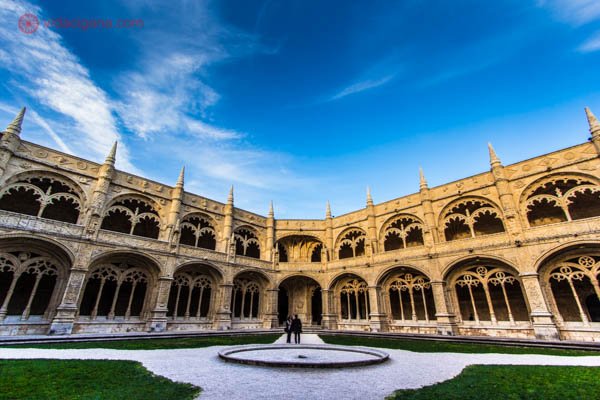 O que visitar em Lisboa: O Mosteiro dos Jerônimos é um dos edifícios mais incríveis de Lisboa. Maior exemplar do estilo manuelino, o mosteiro tem uma linda arquitetura. Na foto foi tirada no pátio interior do edifício no final de uma tarde ensolarada.