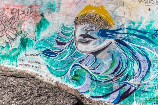 Grafite de Iemanjá na Pedra do Sal, no Rio de Janeiro, com seus cabelos com as ondas do mar.