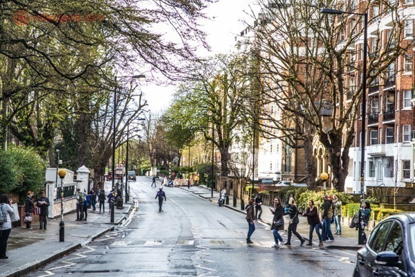 Abbey Road em Londres: Pessoas cruzando a faixa de pedestres na capital inglesa enquanto não vem nenhum carro.