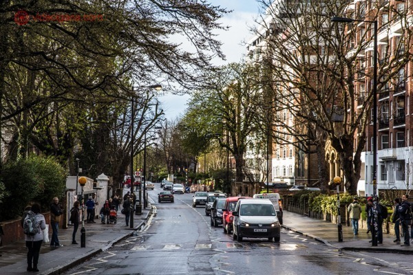 Abbey Road em Londres: carros param para esperar pessoas atravessarem a rua na capital inglesa. 