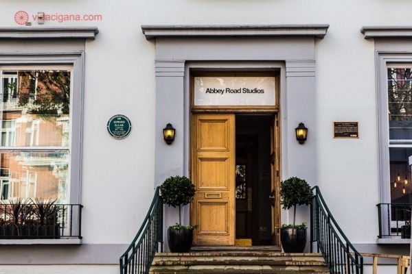 Abbey Road em Londres: A porta de entrada do Abbey Road Studios, o estúdio de gravação mais famoso do mundo, por onde as bandas mais famosas e importantes do mundo já passaram. As portas são de madeira, com degraus em sua frente.
