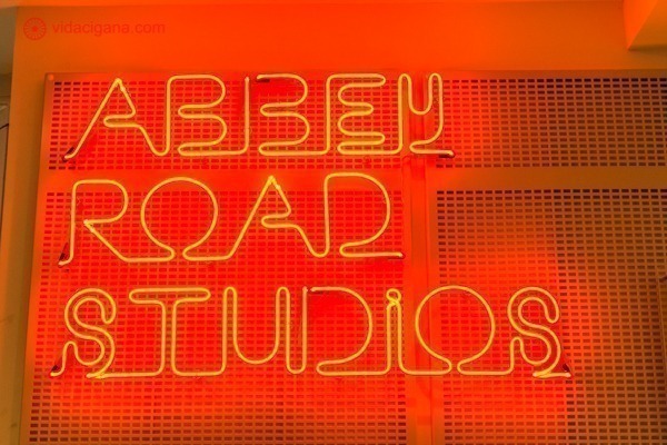 Abbey Road em Londres: a placa de neon dentro da loja dos estúdios mais famosos do mundo.