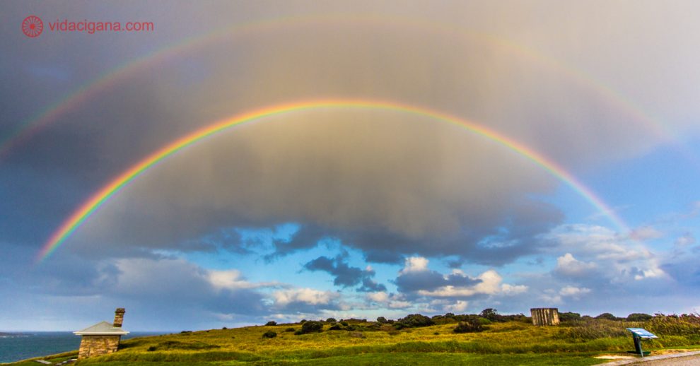 Foto tirada em Cape Leeuwin, entre Margaret River, Austrália e Albany, Austrália, um farol no lado mais ao sudoeste da Austrália. A foto foi tirada após um temporal, com dois arco-íris aparecendo no céu.