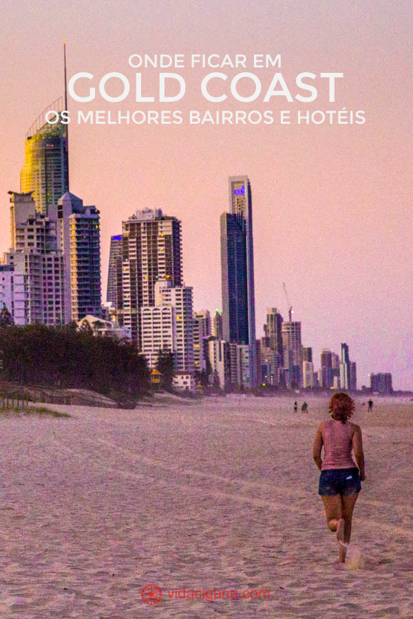 Onde ficar em Gold Coast: Uma mulher corre em direção aos prédios de Surfers Paradise, na cidade de Gold Coast, no estado de Queensland, na Austrália. Está no pôr do sol, o céu está pintado de rosa, roxo e laranja, e os prédios estão altos a esquerda da foto.