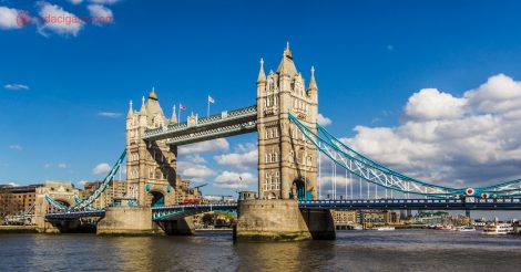 A mais famosa ponte de Londres é a Tower Bridge, que fica perto da Torre de Londres. Possui 2 torres em um estilo arquitetônico parecido com o da torre, cabos azuis e uma passarela em seu topo. Com sorte pudemos visitá-la em um lindo dia de sol. A ponte fica no Rio Tâmisa.