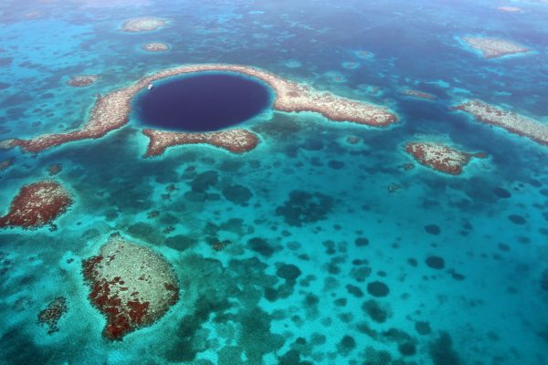 O que fazer em Belize: O Great Blue Hole é uma atração única no mundo. Uma caverna no meio do Mar do Caribe, perfeita para mergulho, para fazer um cruzeiro ou para saltar de paraquedas acima dele. Incrível!