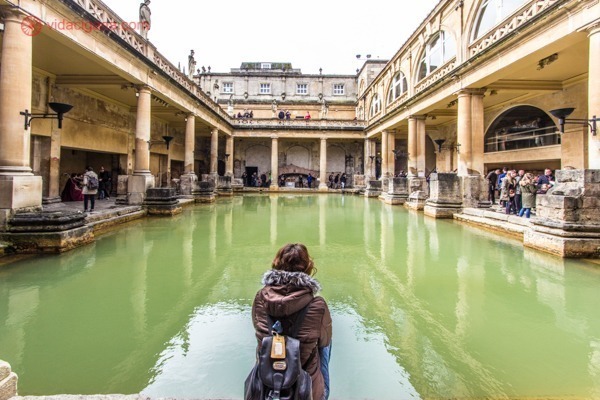 O que fazer em Bath: O Roman Baths, em Bath é a maior atração da cidade. Se trata de uma ruína romana em plena cidade inglesa, com suas enormes piscinas de águas termais e arquitetura idêntica a vista em Roma.