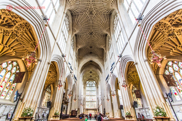 O que fazer em Bath: O interior da Bath Abbey é incrível! É uma das igrejas mais importantes com arquitetura gótica inglesa do mundo. Possui a abóboda em formato único.
