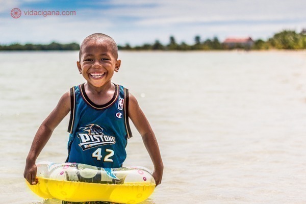 O que fazer em Belize: A melhor coisa em Belize, sem sombra de dúvidas, são suas pessoas. Todo mundo lá é incrivelmente simpático, sorridente e querem te ver feliz no país deles. Na foto, um menino nadando com sua boia em uma praia de Placencia.