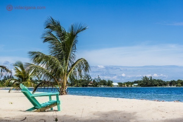O que fazer em Belize: A maravilhosa praia de Placencia, vazia, com suas águas azuis e coqueiros por toda a extensão. Um lugar ainda bastante remoto, que traz uma imensa paz. 