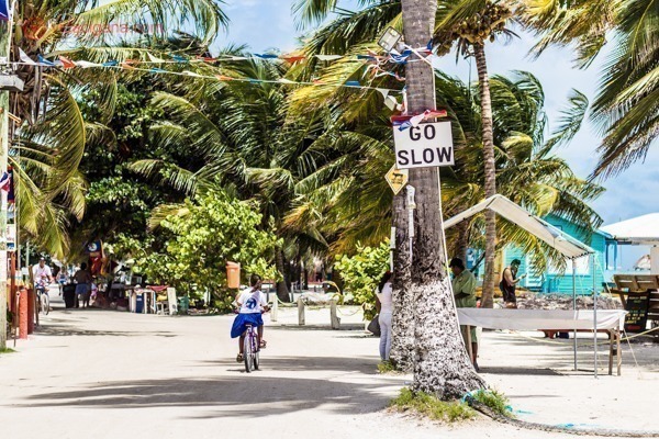 O que fazer em Belize: Caye Caulker é uma das ilhas mais famosas do país, com praias perfeitas e moradores incríveis. O slogan da ilha é Go Slow. Lá parece que a vida passa devagar, com todos andando de bicicleta ou carrinhos de golfe. É possível andar por toda a ilha a pé.