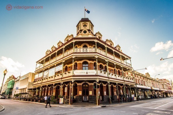 Onde ficar em Perth: Fremantle é uma cidade portuária, na região metropolitana da capital,. Com uma história rica e muito bem preservada, Fremantle tem um clima bem descolado, com arte de rua, restaurantes e bares em casarios restaurados.