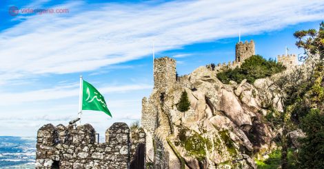 O Castelo dos Mouros em Sintra é uma das maiores atrações de Portugal. Já chegou a ser o castelo mais importante do país e foi construído por muçulmanos no século VIII. Fica na cidade de Sintra, a 45 quilômetros de Lisboa.