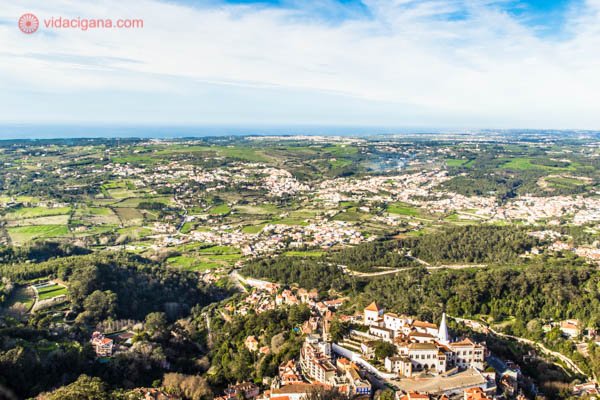 A vista do alto dos 450 metros do Castelo dos Mouros em Sintra, cidade em Portugal. Lá de cima é possível ver toda a região rural portuguesa e ainda o Oceano Atlântico ao fundo.