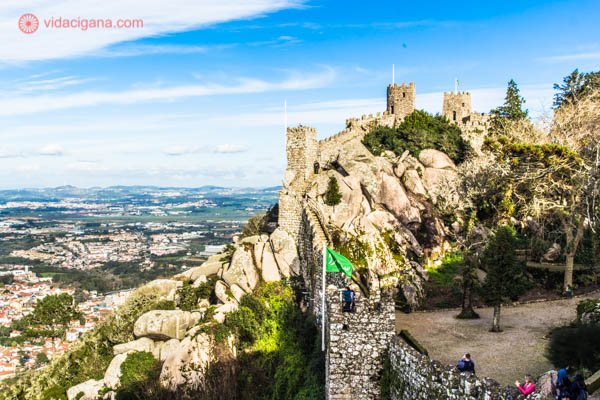O Castelo dos Mouros em Sintra é uma belíssima atração em Portugal e já foi um dia o castelo mais importante da região. Fica na cidade de Sintra e possui vistas sensacionais de todo o entorno.