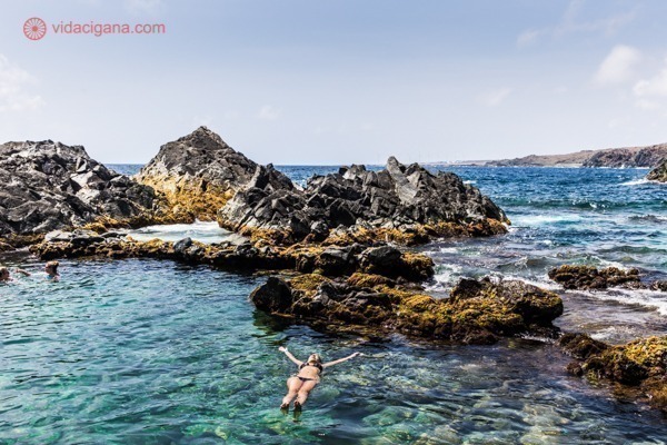 Larissa boiando nas águas refrescantes da Natural Pool, a atração número um da ilha.
