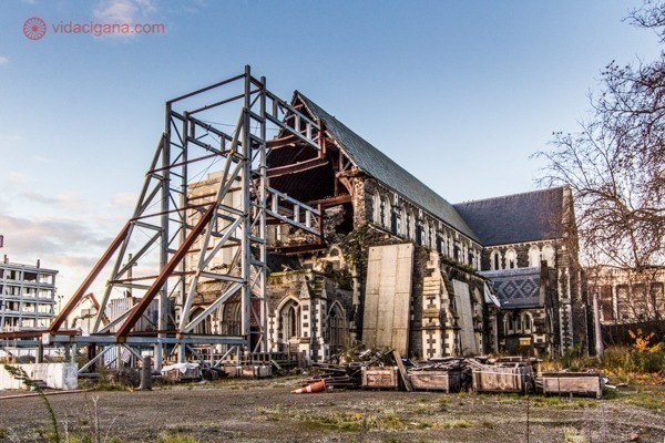 os principais pontos turísticos da nova zelândia: a catedral de christchurch destruida pelo terremoto de 2011